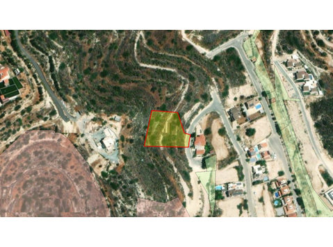 RESIDENTIAL land in the sought after and easy access… - Casa