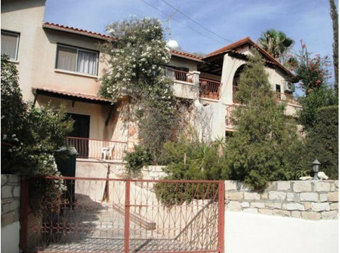 Resale 4 bedroom detached villa in Ayios Tychonas with… - منازل