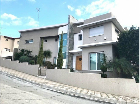 Resale 4 bedroom detached villa in the sought after… - Houses