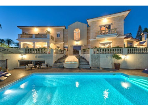 Resale Luxury villa with swimming pool in Agios TyconasHere… - Rumah