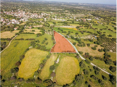 Residential land in Anogira village of Limassol district.… - Maisons