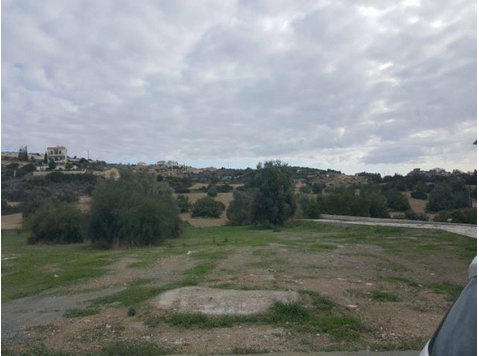 Residential land in Ayios Tychonas situated within a short… - Müstakil Evler