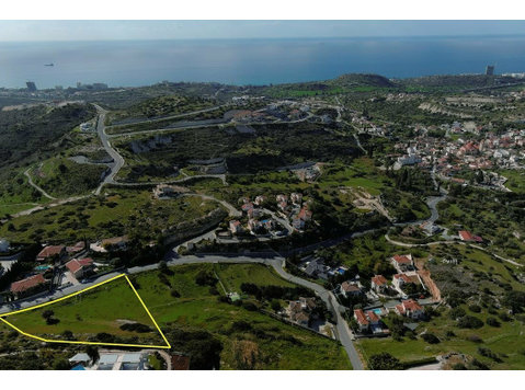 Residential land of 5657sqm located in Agios Tychonas of… - Huse