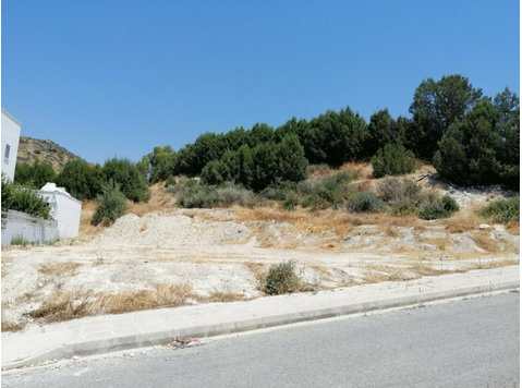 Residential land of 648sqm in Palodeia with building… - Houses