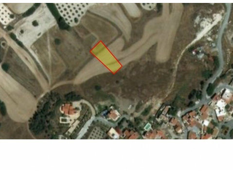 Residential land of 818sqm, with 40% density, 25% coverage… - منازل