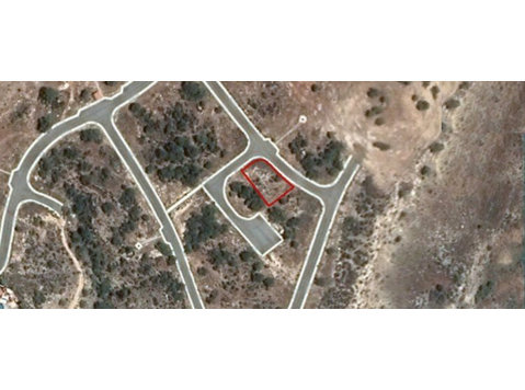 Residential plot in Pissouri village, in Limassol.It has an… - Houses