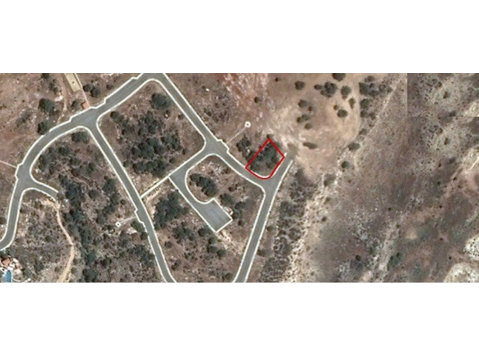 Residential plot in Pissouri village, in Limassol.It has an… - Houses