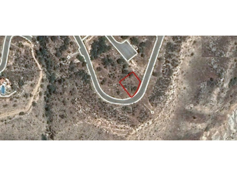 Residential plot in Pissouri village, in Limassol.It has an… - Houses