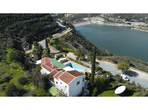 Sitting on a 3,802 sq.m. plot overlooking the stunning… - Houses