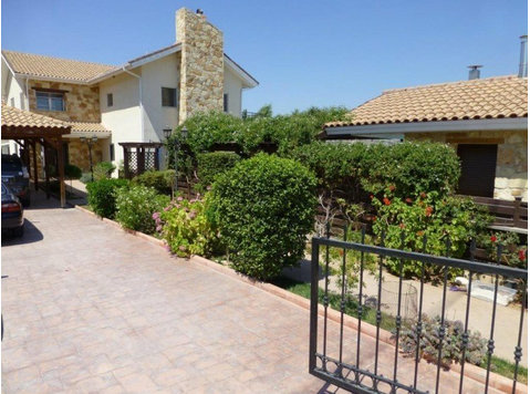 Stunning house located in Pareklissia village on a plot of… - Casas