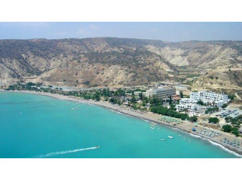 The land is located in Pissouri area of Limassol and has a… - Rumah