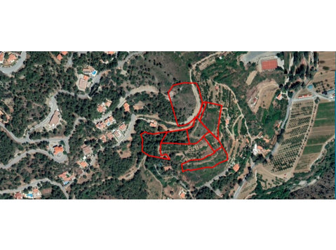 The property consists of 8 adjacent pieces of land located… - בתים