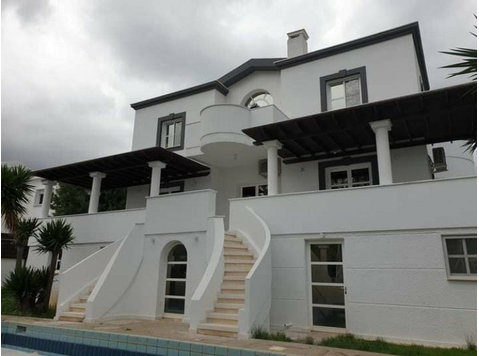 The property is in the prestigious area of Kalogyros and… - Maisons