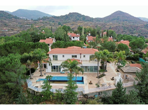 The villa is 400sqm on a plot of land 1750sqm. It consists… - Casa