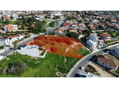 This 1789 sq.m. residential field in Episkopi offers a… - Houses