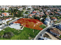 This 1789 sq.m. residential field in Episkopi offers a…