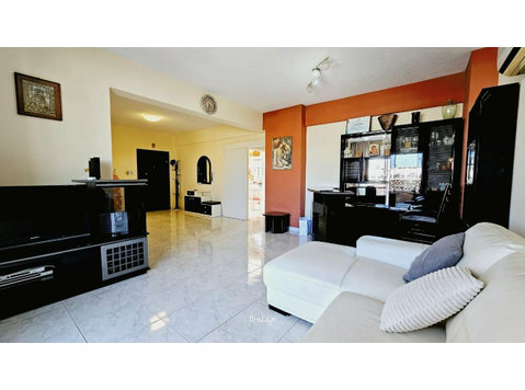 This 3-bedroom apartment on the 7th floor of a 10-storey… - Maisons