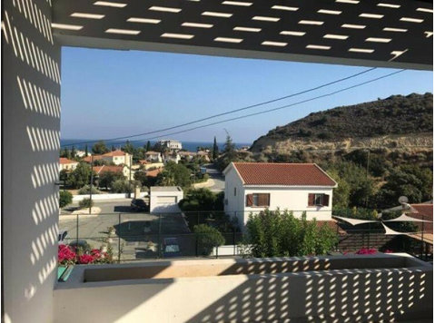 This beautiful 3 bedroom maisonette is situated in the most… - Houses