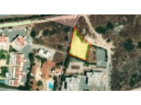 This beautiful plot is located in Pyrgos tourist area,… - Houses