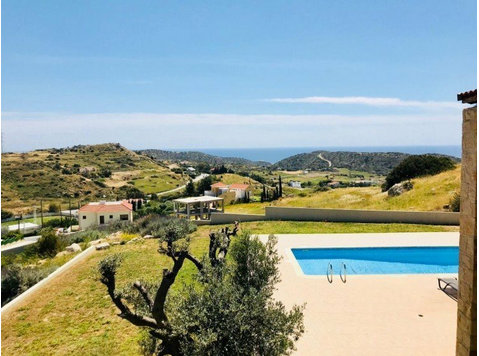 This beautiful property enjoys 360 degree views including… - Casas