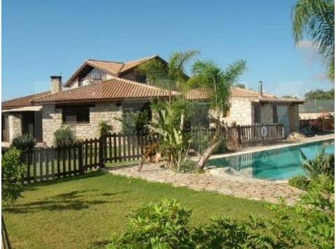 This beautiful stone built 4 bedroom bungalow is built on a… - Maisons