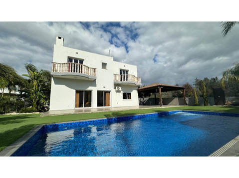 This beautiful villa located in a quiet area in Palodeia… - Dům