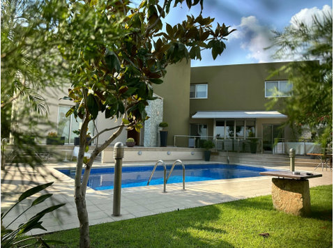 This beautifully well maintained detached villa is in the… - Maisons