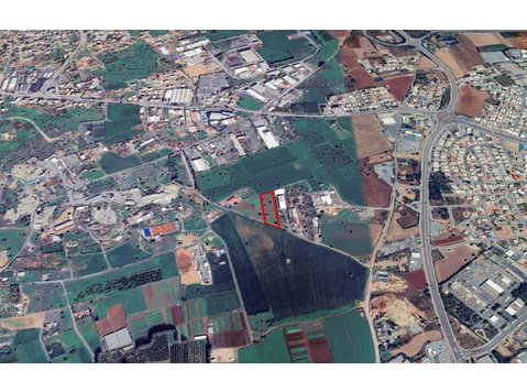 This commercial land in Ypsonas offers 6,875 sq.m. in the… - Rumah