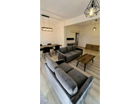 This expansive 3-bedroom apartment is situated in the… - Kuće