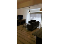 This expansive 3-bedroom apartment is situated in the… - 房子