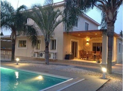 This imposing detached villa of 4 large bedrooms plus a… - Maisons