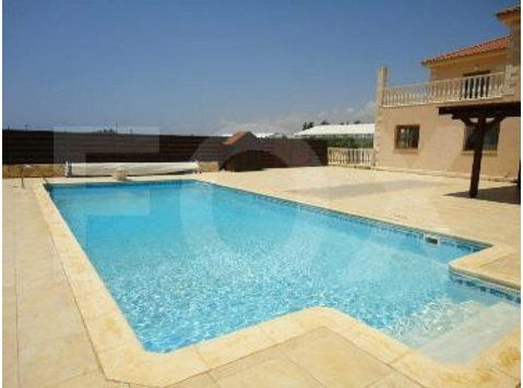 This is 4 bedroom plus maids room villa in Fasouri… - Houses