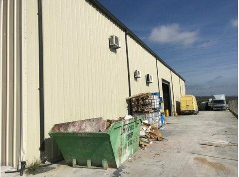 This is a great warehouse for sale in the Ypsonas area of… - Maisons