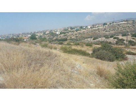 This is a nice big 827sqm plot located in Kalogyroi area in… - Куће