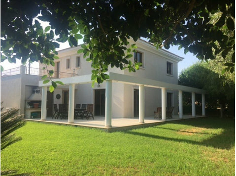 This lovely 4 bedroom custom built Villa has a covered area… - Houses