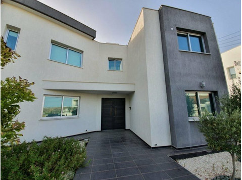 This lovely detached 4 bedroom property is in the sought… - 주택