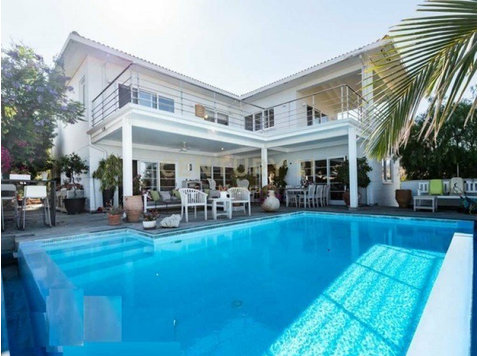 This lovely detached 4 bedroom villa with separate maids… - Куќи
