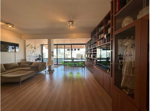 This lovely well-appointed apartment is in the sought after… - Nhà