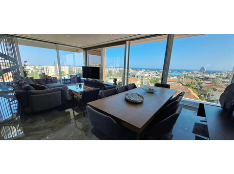 This luxurious three bedroom penthouse boasts a spacious… - Hus