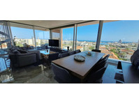 This luxurious three bedroom penthouse boasts a spacious… - Maisons