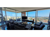 This luxurious three bedroom penthouse boasts a spacious… -  	家