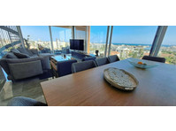 This luxurious three bedroom penthouse boasts a spacious… - Casas