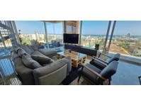 This luxurious three bedroom penthouse boasts a spacious… - Maisons
