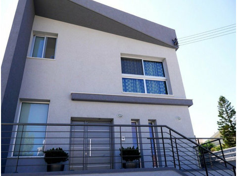 This one year old ( nearly brand new) detached house is… - خانه ها