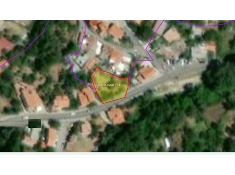 This outstanding plot is in the centre of Kato Platres and… - Casas