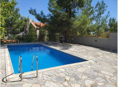 This outstanding property is in Moniatis amongst the pine… - خانه ها
