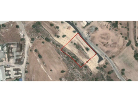 This property is a plot in the Ypsonas industrial area, in… - Houses