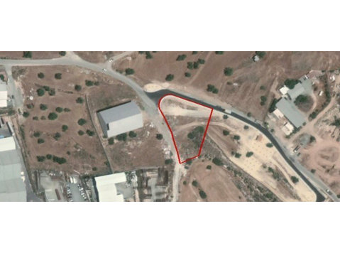 This property is a plot in the Ypsonas industrial area, in… - منازل