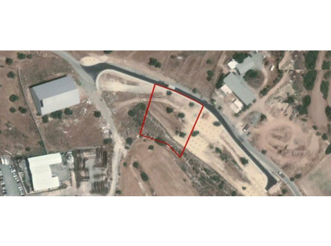 This property is a plot in the Ypsonas industrial area, in… - Casa