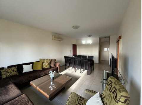This spacious 3-bedroom apartment is located in the… - வீடுகள் 